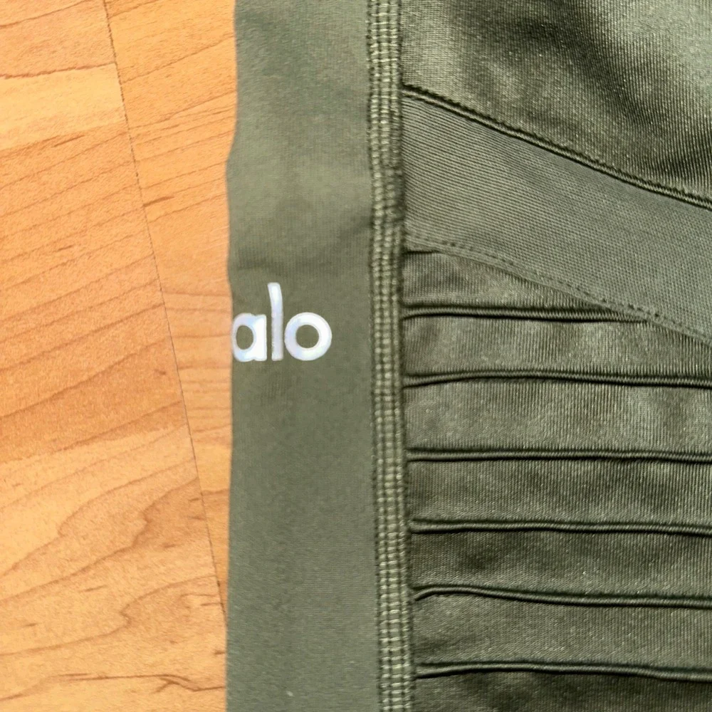 ALO Yoga Moto Leggings Olive Green‎ Ribbed Panels High Waist Athletic Womens
